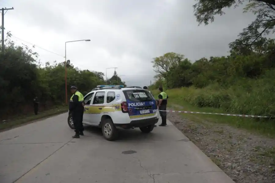 EL CRUCE. Dos policías circulaban en una camioneta oficial. 