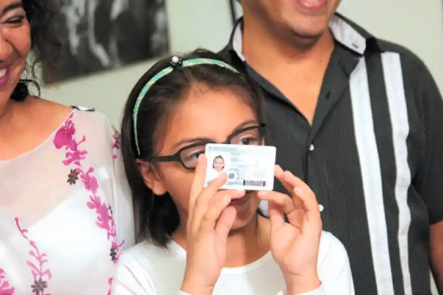 La entrega del nuevo documento a la niña “fue una fiesta” para la familia, contó la madre de Tiziana, en el acto de entrega de su DNI.