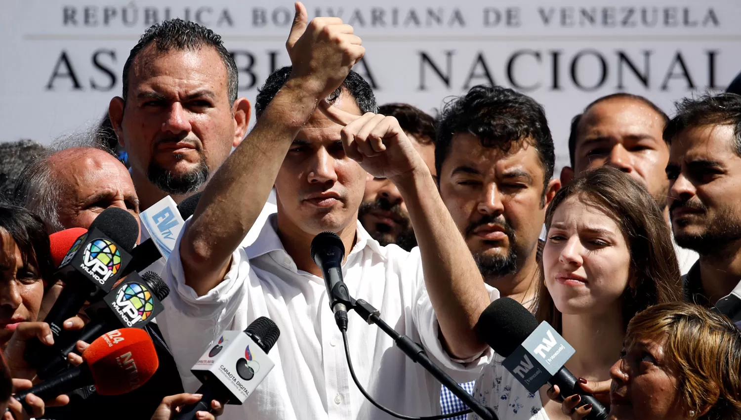 EN LIBERTAD. Guaidó mostró sus muñecas en una conferencia de prensa organizada en La Guaira.