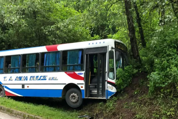 Un colectivo chocó contra la montaña cuando iba camino a los Valles