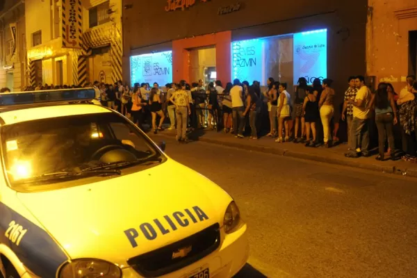 Las atacaron para robarles el celular a la salida del boliche