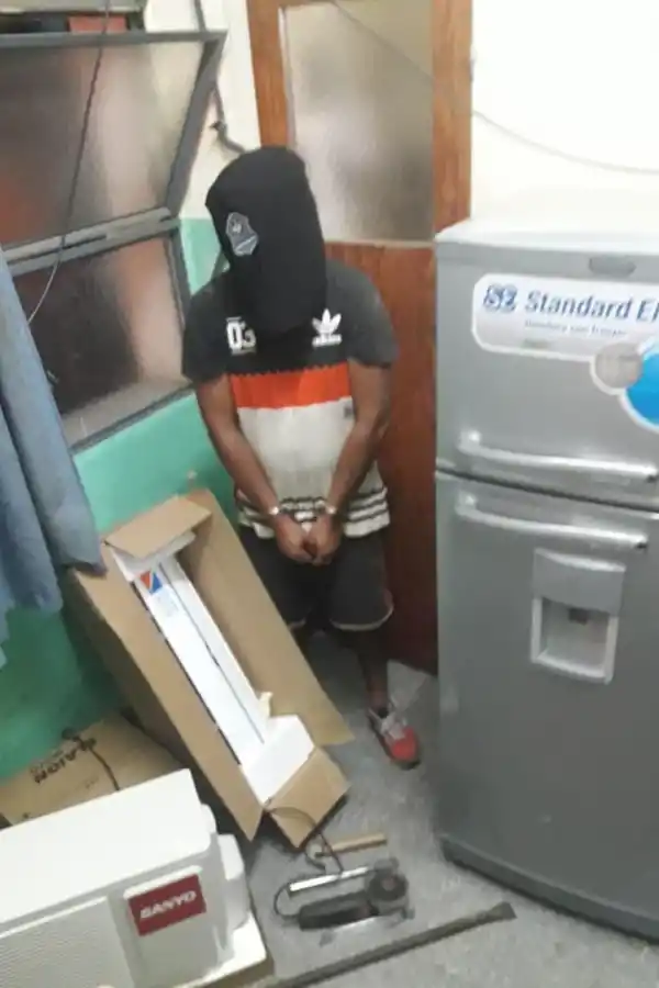 APREHENDIDO. El sospechoso junto a los electrodomésticos secuestrados  