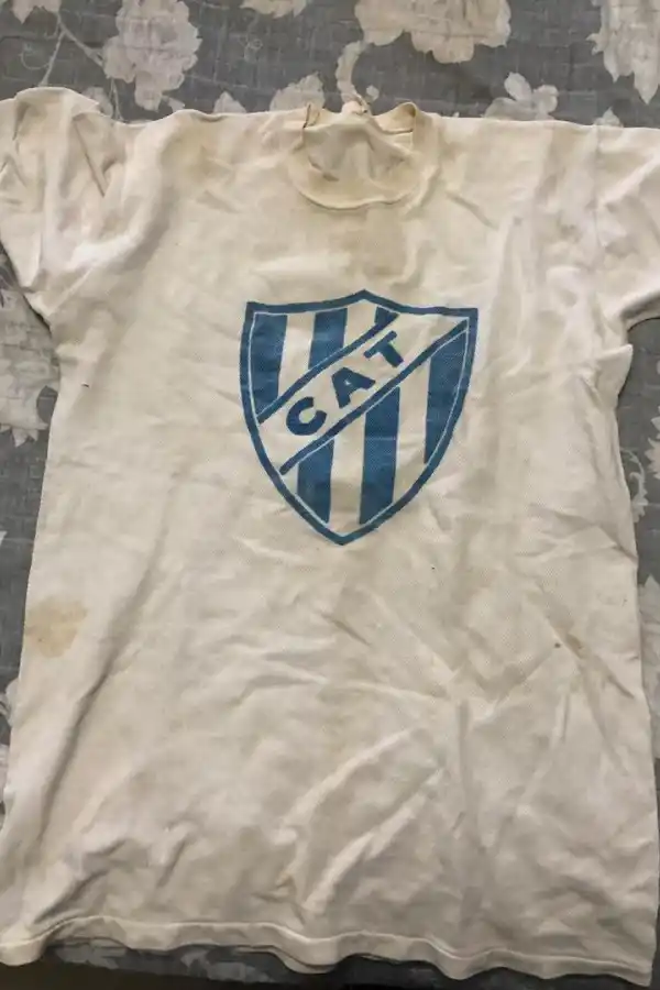  Camiseta original de 1987. 1980 trajo el primer sponsor. ESTA “PILCHA” SE USÓ EN 1987. Casaca de Manuel Burgos (1966).