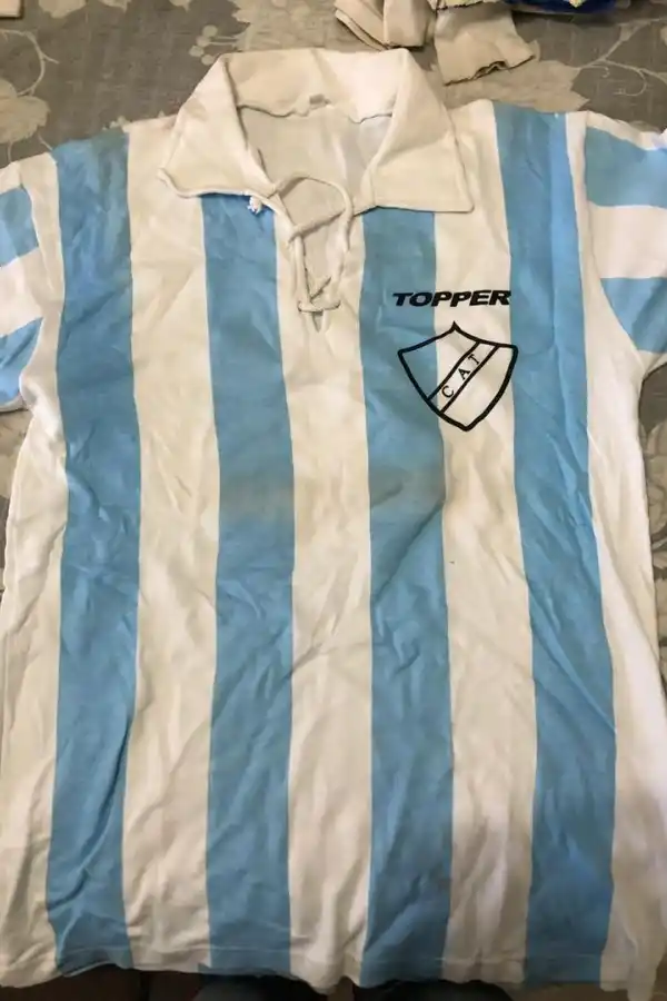  Camiseta original de 1987. 1980 trajo el primer sponsor. ESTA “PILCHA” SE USÓ EN 1987. Casaca de Manuel Burgos (1966). Camiseta de piqué, de 1975. Con esta ganó el clásico en 1989. Una de las pieles más lindas. La marca de las camisetas de los 90. 