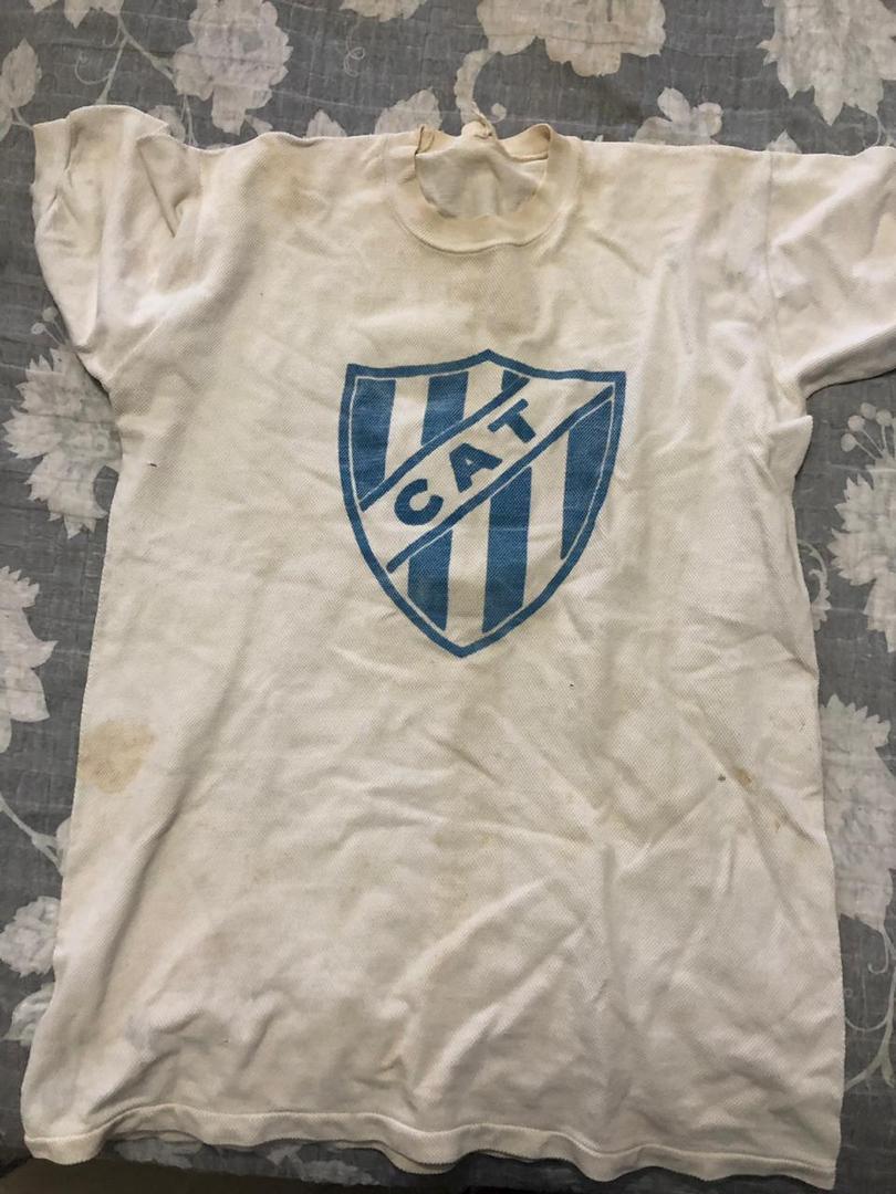  Camiseta original de 1987. 1980 trajo el primer sponsor. ESTA “PILCHA” SE USÓ EN 1987. Casaca de Manuel Burgos (1966).