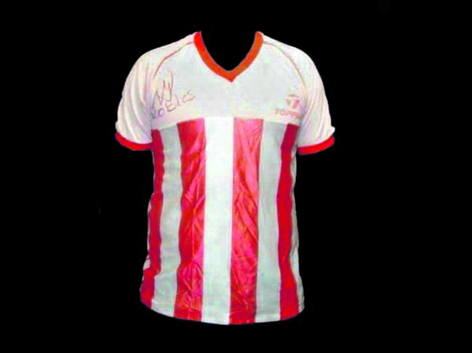  Camiseta original de 1987. 1980 trajo el primer sponsor. ESTA “PILCHA” SE USÓ EN 1987. Casaca de Manuel Burgos (1966). Camiseta de piqué, de 1975.