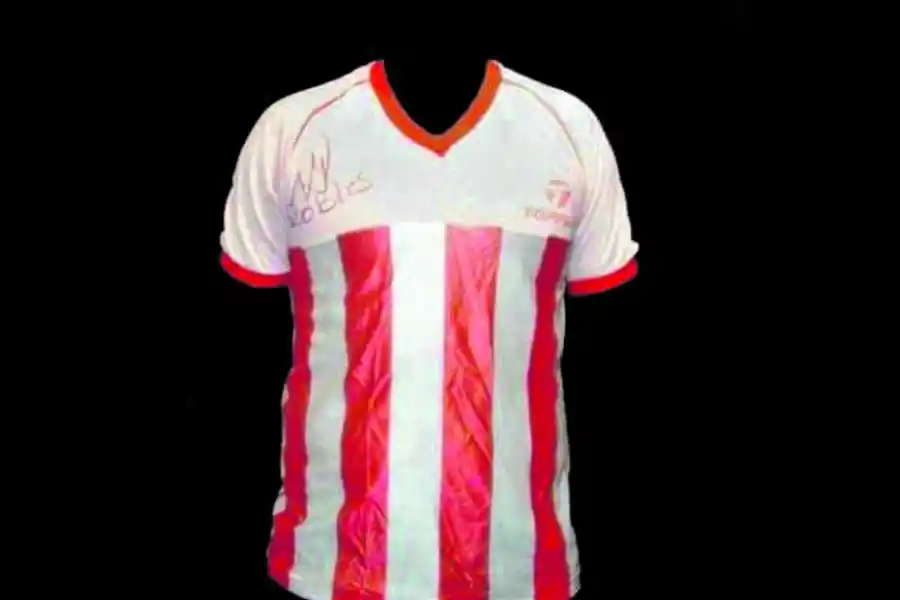  Camiseta original de 1987. 1980 trajo el primer sponsor. ESTA “PILCHA” SE USÓ EN 1987. Casaca de Manuel Burgos (1966). Camiseta de piqué, de 1975.