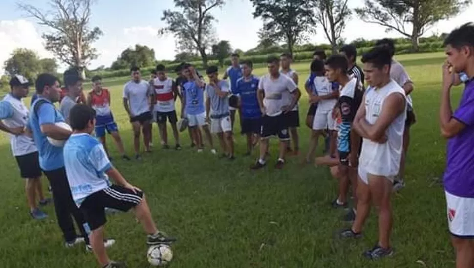 APOYO. Claudio Sosa, técnico de Deportivo Aguilares apostará a jugadores de la zona para conformar el plantel “celeste”. prensa deportiva aguilares