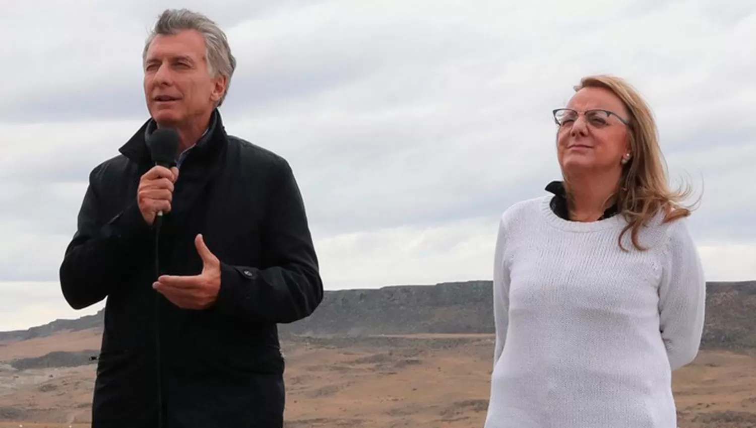 Macri con Alicia Kirchner, en su primera visita como Presidente a la provincia de Santa Cruz. FOTO TOMADA DE CLARÍN.COM