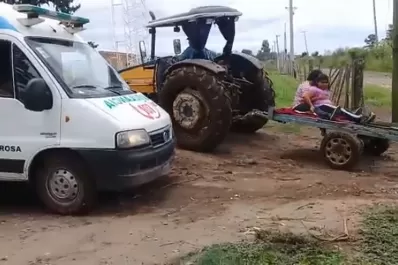 Por el barro, la ambulancia no pudo llegar a Tala Pozo y trasladaron a la paciente en tractor