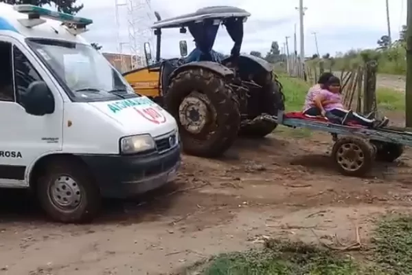 Por el barro, la ambulancia no pudo llegar a Tala Pozo y trasladaron a la paciente en tractor