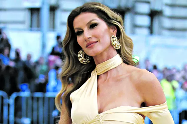 En Brasil, una modelo criticó al Gobierno y la invitaron a ser embajadora