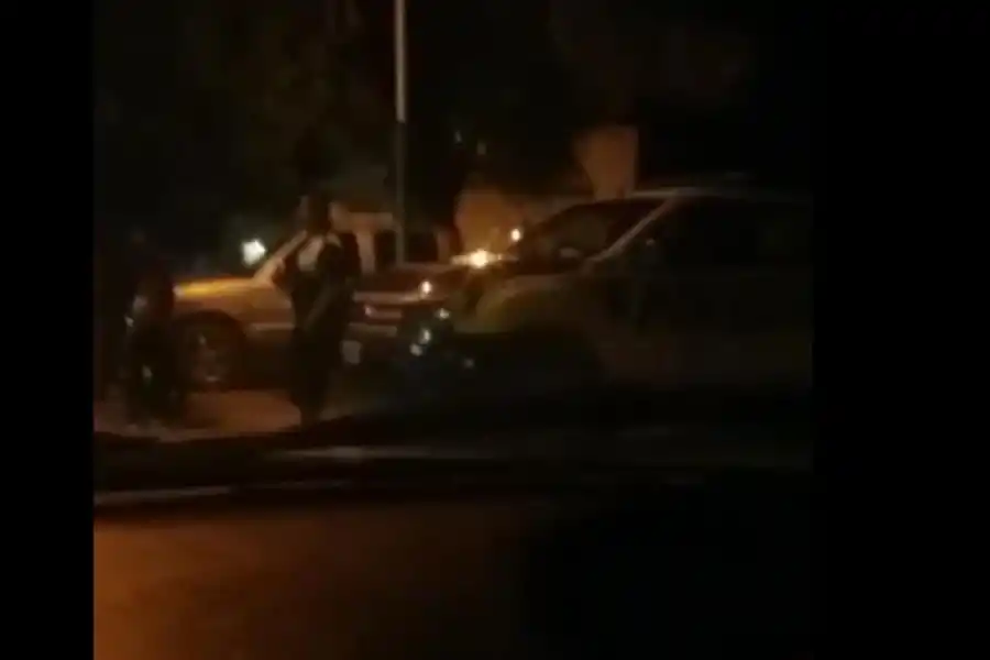 UNO DE LOS MÓVILES. Esta unidad estaba ubicada cerca del boliche, al decir del denunciante Sandoval. 