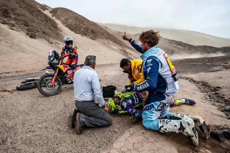 EL ESPÍRITU DEL DAKAR. Adrien Van Beveren y Luciano Benavides se detuvieron para asistir a Lorenzo Santolino tras el accidente que acabó con su carrera. FOTO DAKAR 
