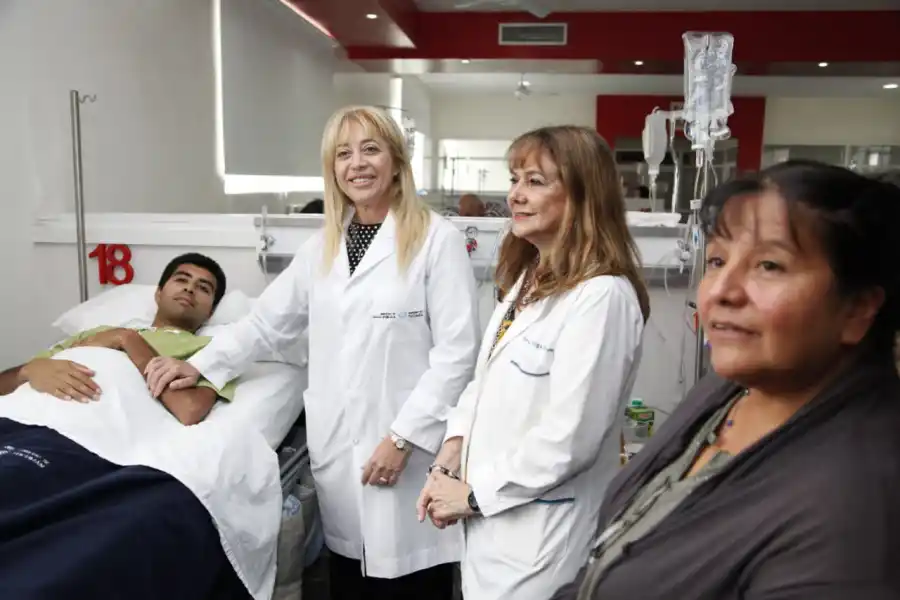 López, acompañado por su madre fue visitado por Chahla y la directora del Padilla, Olga Fernández.