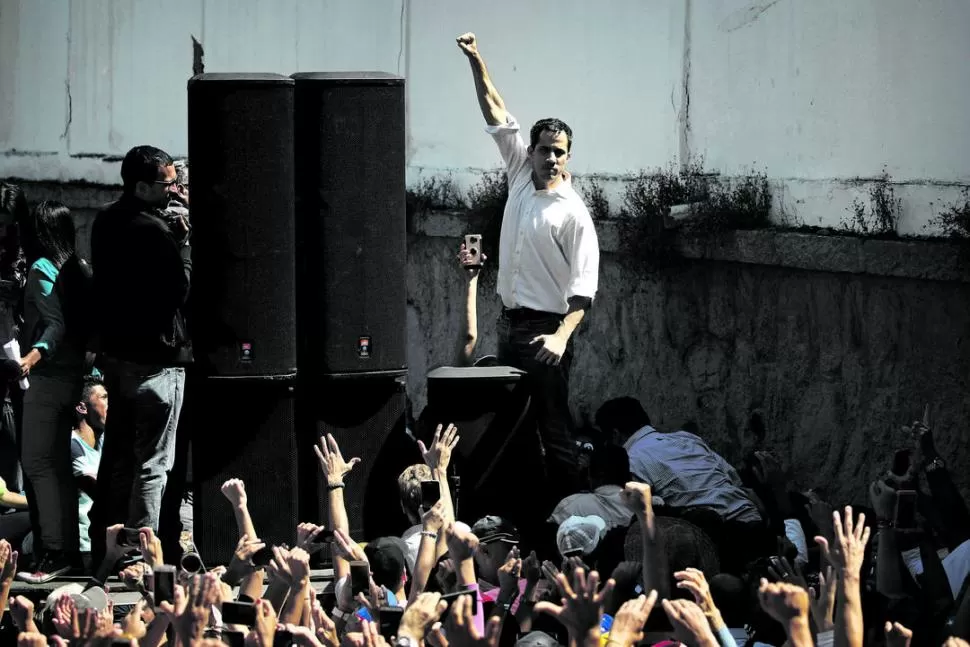 “NO TENEMOS MIEDO”. En La Guaira, Guaidó habló a sus simpatizantes. REUTERS 
