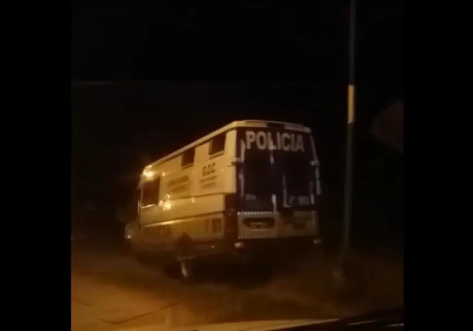 SIN MUCHA CLARIDAD. En las imágenes del video se pueden ver autos y policías en la zona de Lules. captura de video 
