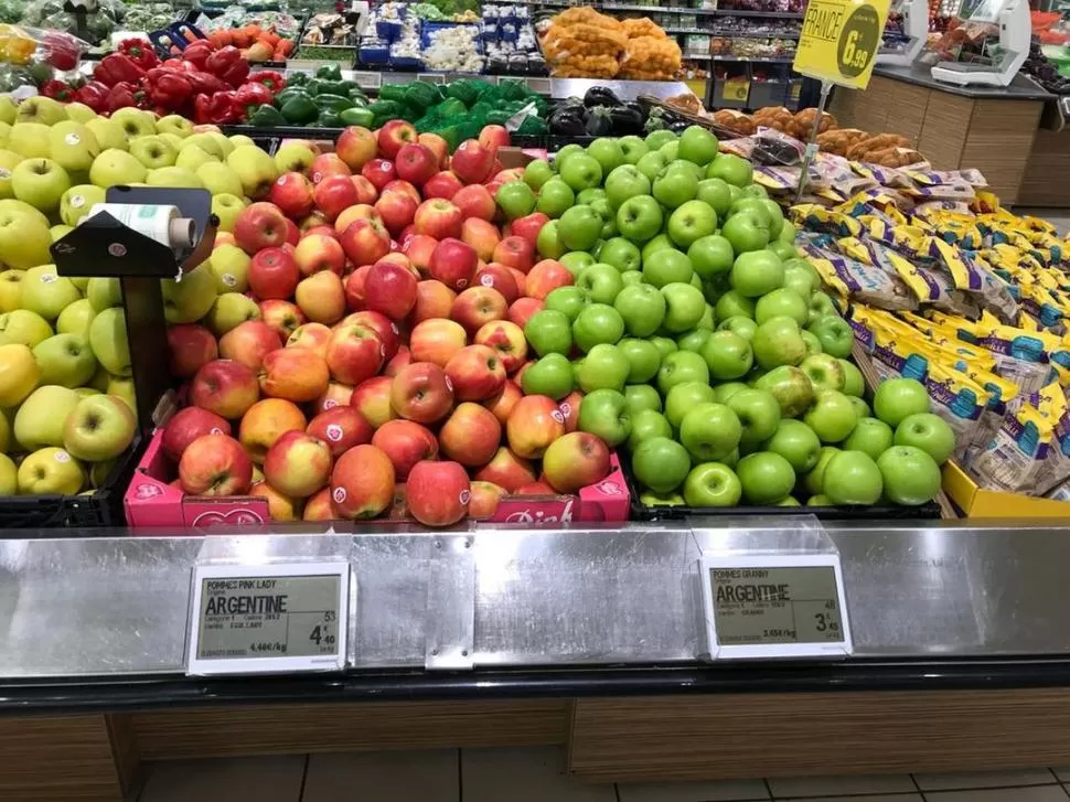 MANZANA ROJA. La fruta duplicó su diferencia: subió de 8,1 a 16 veces. twitter @Brynn01