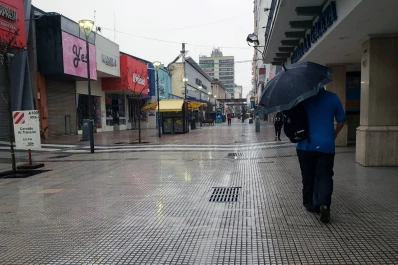 Abrigo liviano y piloto: el martes estará fresquito, con lluvia durante todo el día