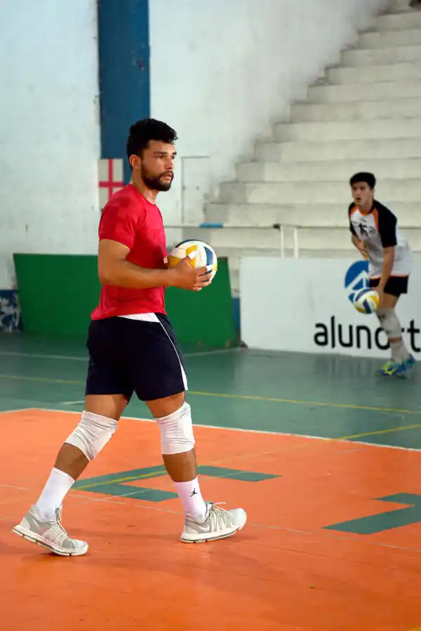 IMPORTADO. Pulgar llegó desde Chile para reforzar el equipo. El punta-receptor se definió como un jugador más defensivo. la gaceta / Fotos de José Nuno