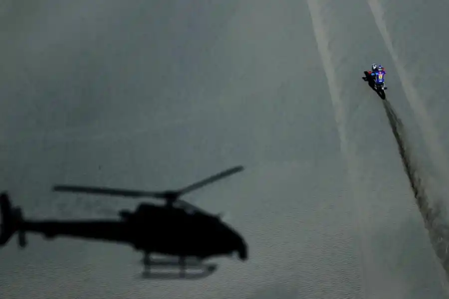 VIGILADO. Walkner (KTM), a toda velocidad seguido de cerca por el helicóptero. reuters 