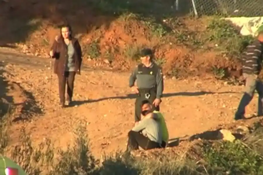 EN EL POZO. Los padres del niño en medio de las tareas de rescate.