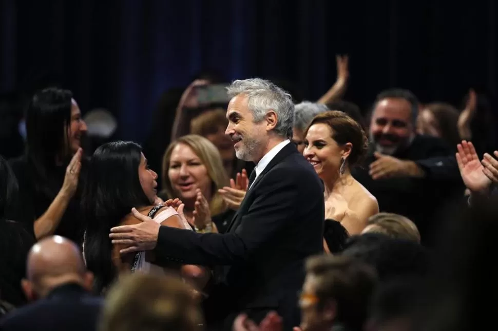 PUEDE REPETIR.  Alfonso Cuarón se acostumbró a subir al escenario.  REUTERS 