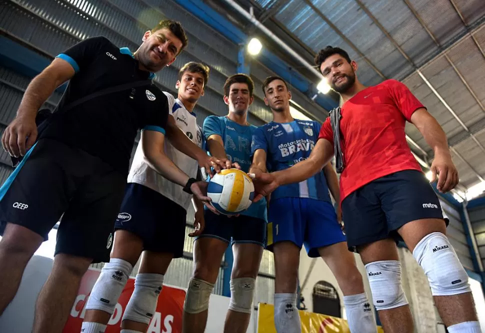 ARMADOS. Marcelo Díaz, el técnico del equipo, junto a los refuerzos que convocó: Urchevich, Gallardo, Frías y Pulgar. 