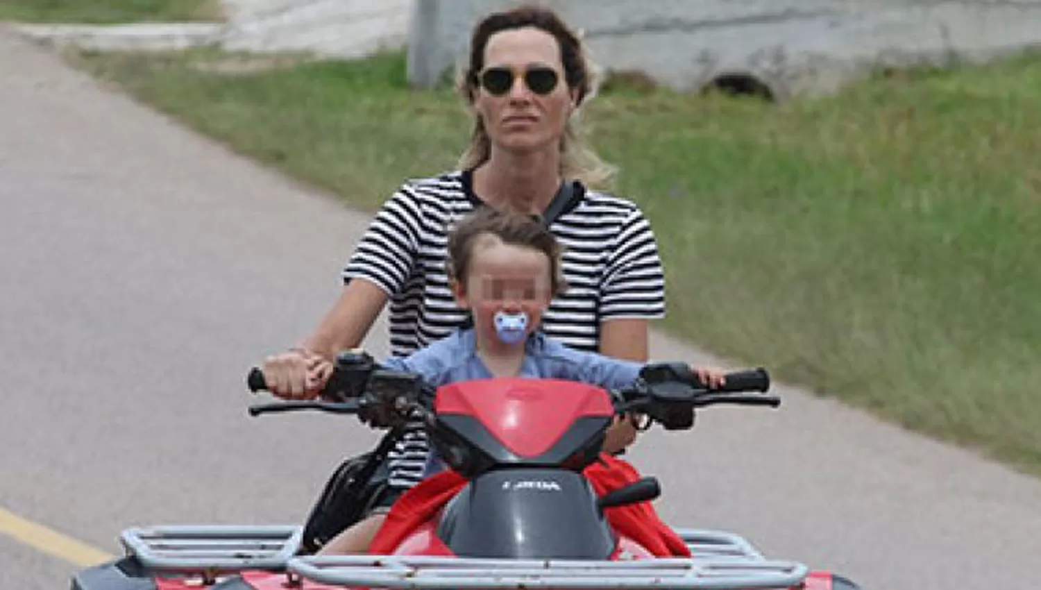 Escrachan a Lara Bernasconi por salir a la ruta en cuatriciclo con su bebé y sin casco