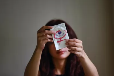 Ponerse preservativo para prevenir infecciones y embarazos no es sólo cosa de hombres