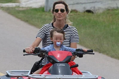 Escrachan a Lara Bernasconi por salir a la ruta en cuatriciclo con su bebé y sin casco