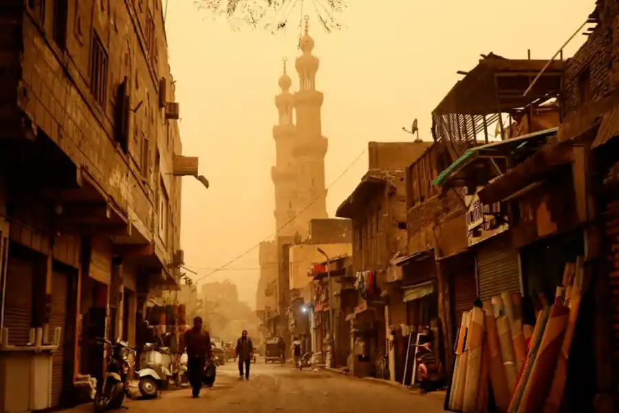 NARANJA. La tormenta de arena dejó pintada de naranja a El Cairo y otras ciudades portuarias de Egipto.