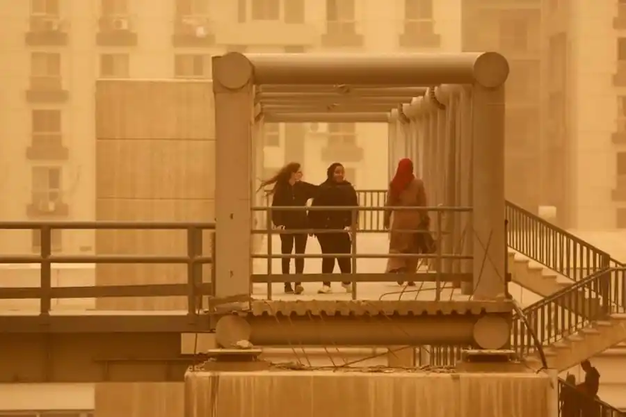 NARANJA. La tormenta de arena dejó pintada de naranja a El Cairo y otras ciudades portuarias de Egipto.