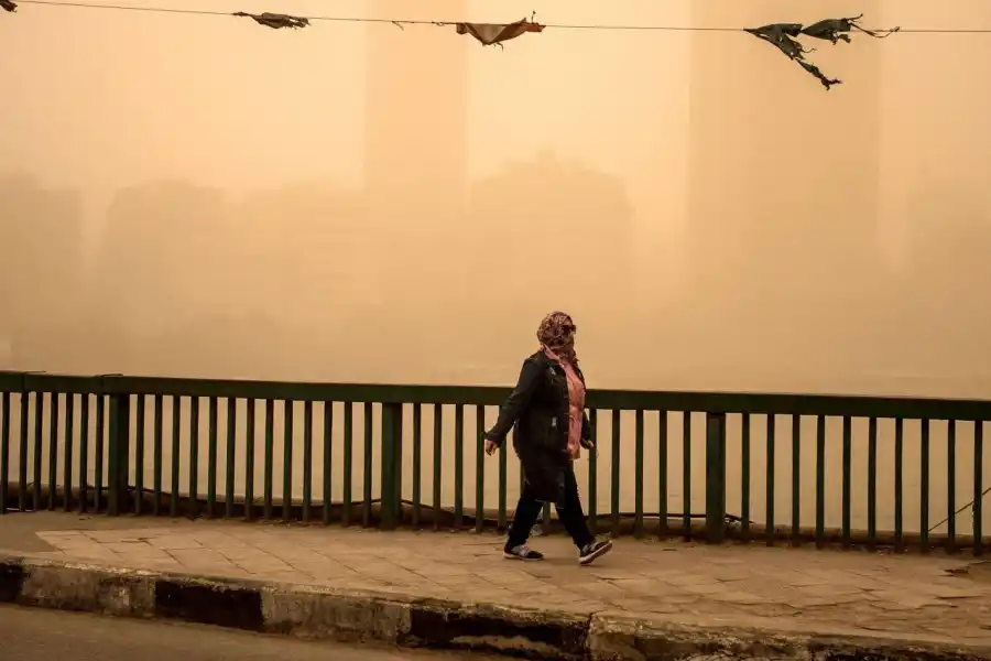 NARANJA. La tormenta de arena dejó pintada de naranja a El Cairo y otras ciudades portuarias de Egipto.
