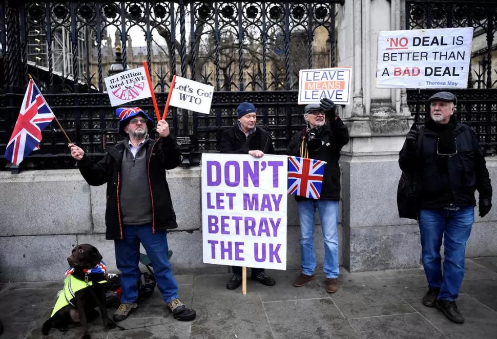 ANTES DE LA VOTACIÓN. Los manifestantes pro-Brexit, fuera del Parlamento. Reuters