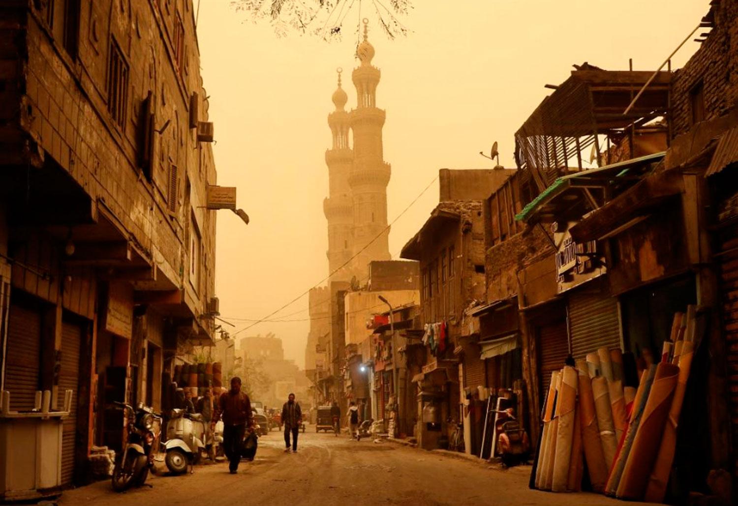 NARANJA. La tormenta de arena dejó pintada de naranja a El Cairo y otras ciudades portuarias de Egipto.