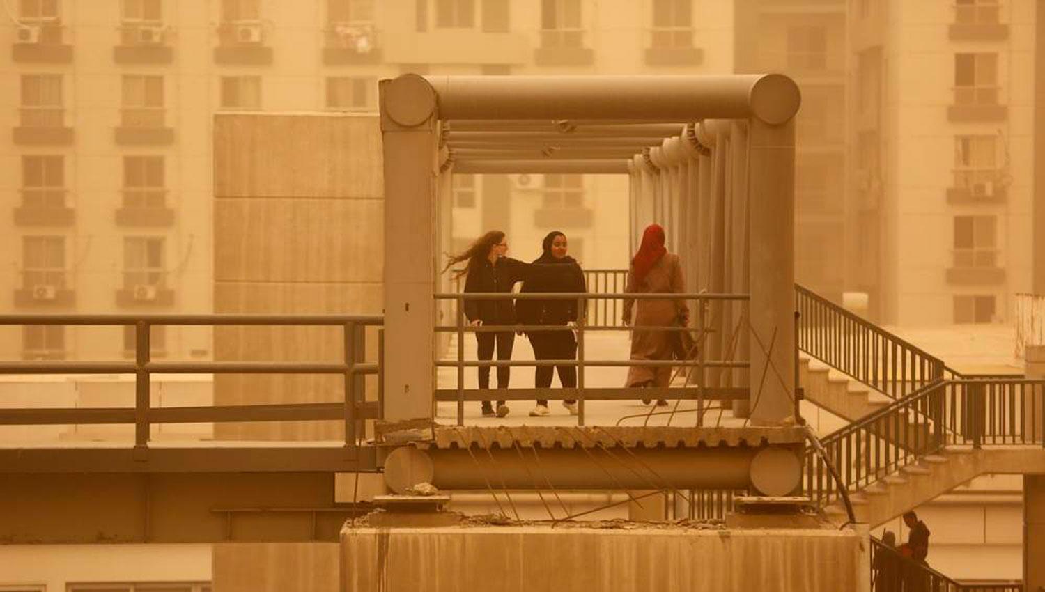 NARANJA. La tormenta de arena dejó pintada de naranja a El Cairo y otras ciudades portuarias de Egipto.