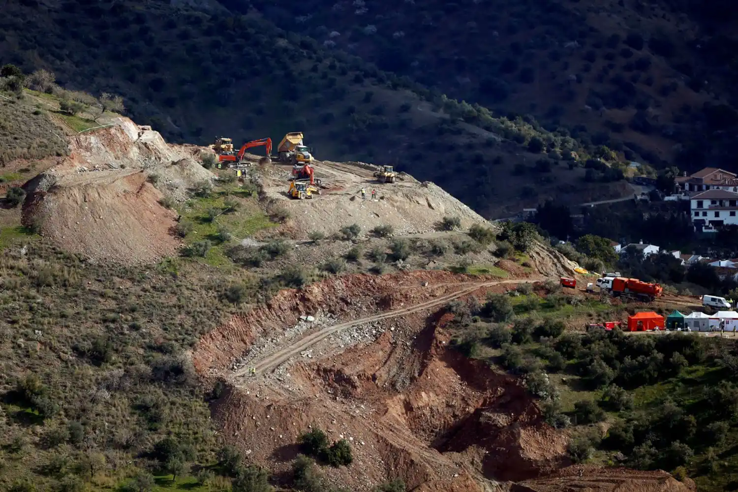 Se complican las tareas de rescate y cavarán dos túneles verticales para llegar a Julen