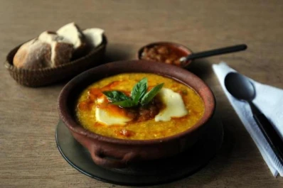 San Pedro: a rallar choclo para el Festival de la Humita