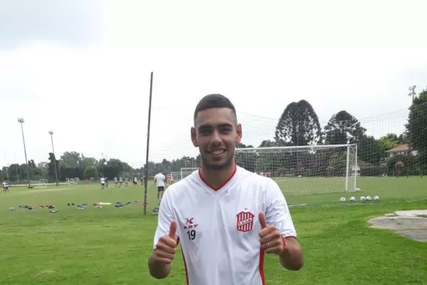 Delgadillo, surgido en Vélez, ya empezó a sumar minutos con la camiseta del “Santo”