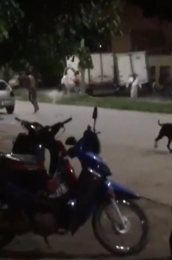 CAPTURA. En el video se observó a un joven disparar  en la avenida. CAPTURA DE VIDEO
