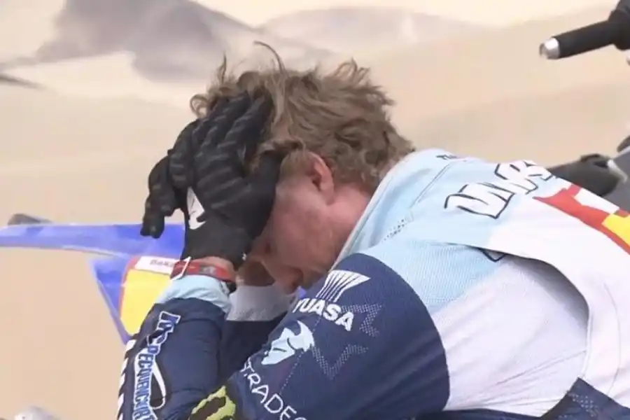 TRISTE. Van Beveren llora; su moto se rompió a 16 kilómetros de la llegada. dakar.com/ (captura de video)  