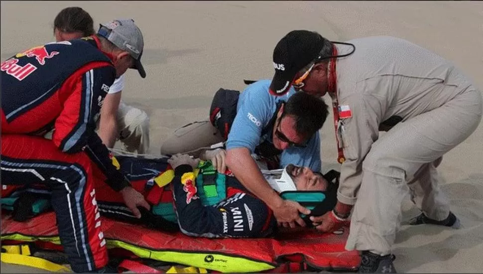 MAL. En el kilómetro 26 de la novena etapa Castera, navegante de Peterhansel, fue asistido por dolores fuertes en la espalda. twitter @DeportesLR 