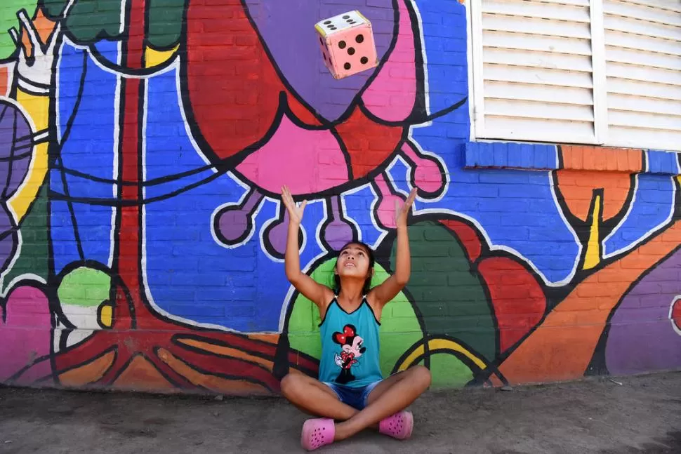 JUEGOS Y MURALES. En la colonia niñas y niños aprenden a llenar de color las paredes de sus barrios. la gaceta / foto de Analía Jaramillo 