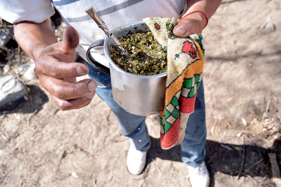 NO ES UN MATE COMÚN. El “yerbiau” es una bebida espirituosa, que se hace con yerba mate y a la que se le agregan yuyos de los valles y agua ardiente. Se ceba con agua caliente y mucha azúcar o miel.