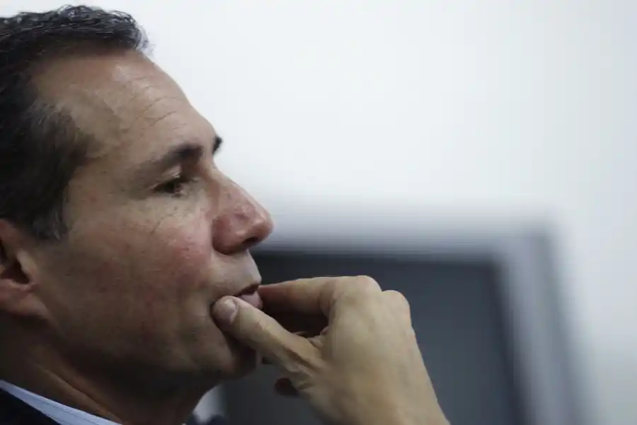 MUCHAS DUDAS. Alberto Nisman apareció muerto en el baño de su casa, en una escena que pudo haber sido montada para simular un suicidio.