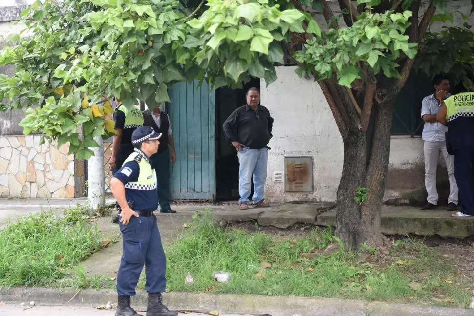 EL LUGAR. La casa de la víctima está ubicada en calle Delfín Gallo 200 los Investigadores permanecieron en la escena toda la mañana. la gaceta / fotos de Analía Jaramillo 