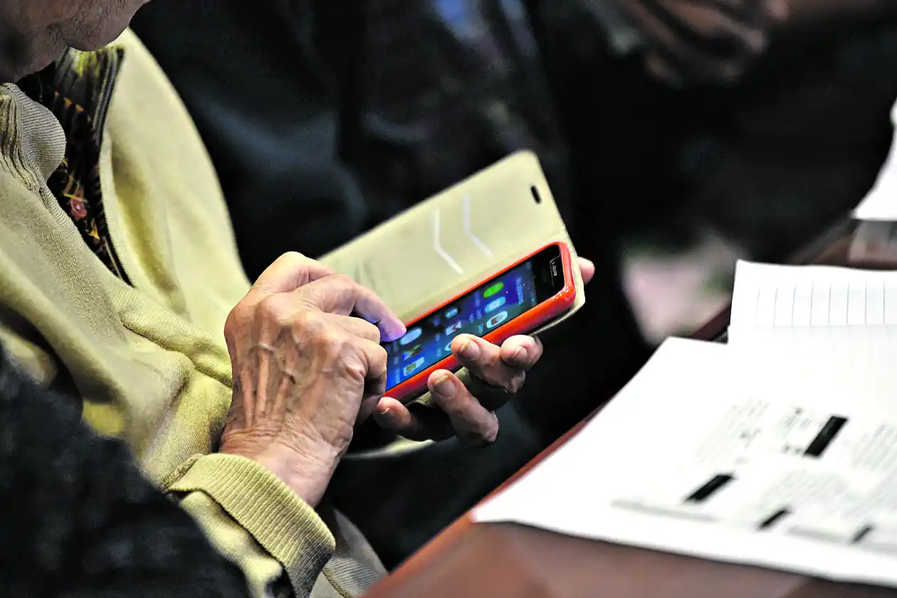 En Tucumán, los grandes van a clase de Celular