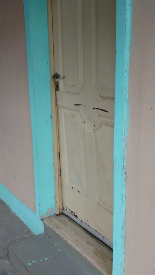 ENTRADA. La propietaria tuvo que arreglar la puerta principal tras el robo  
