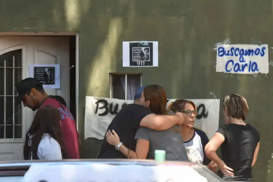 EL PEOR FINAL. Los familiares de Carla se abrazan tras reconocer el cuerpo.